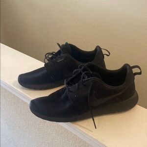 Nike Men's Black Roshe Size 11